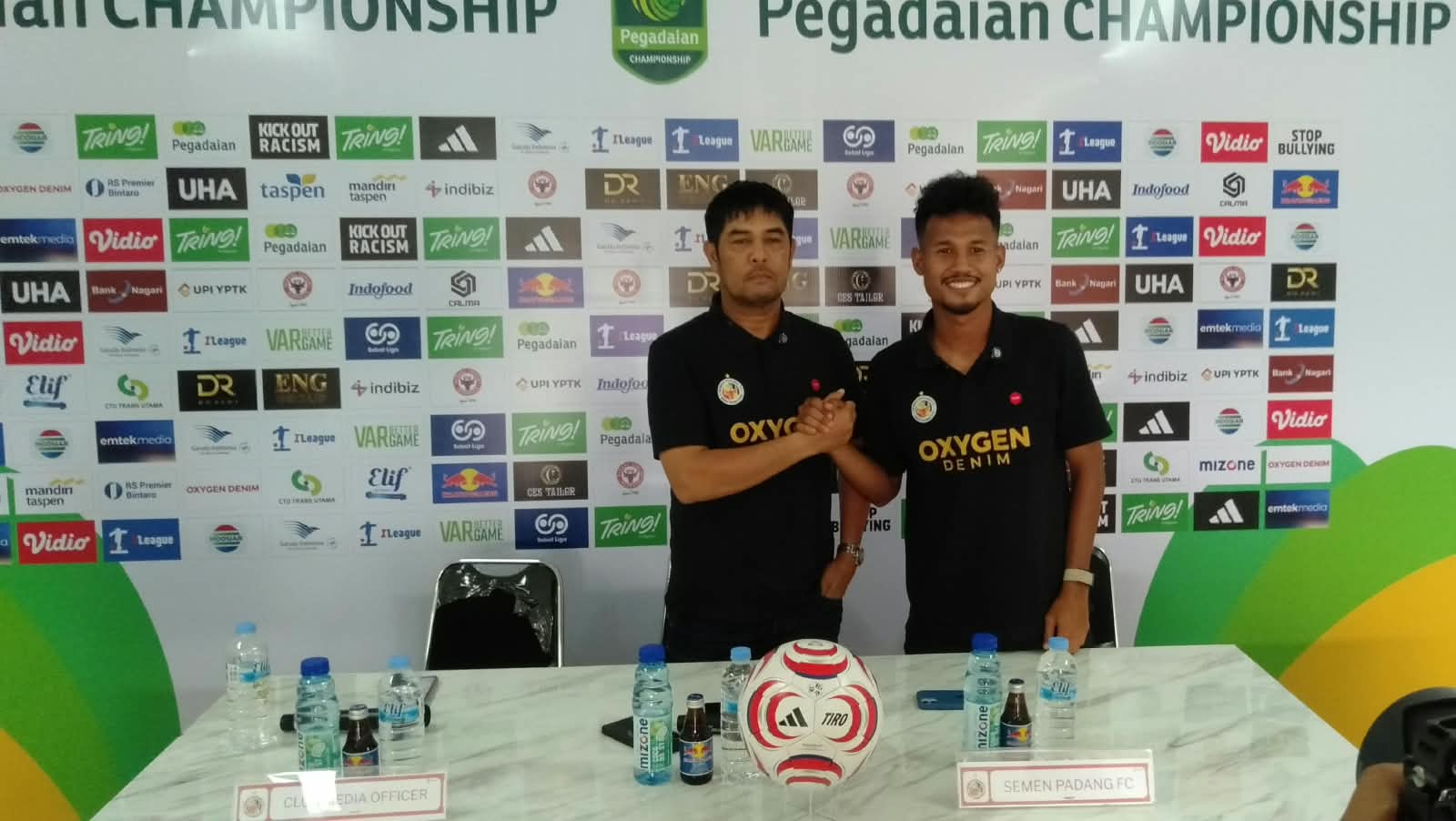 Nil Maizar dan Bagas Kaffa saat pre-match conference Semen Padang FC versus PSPS (Foto MO Semen Padang FC)